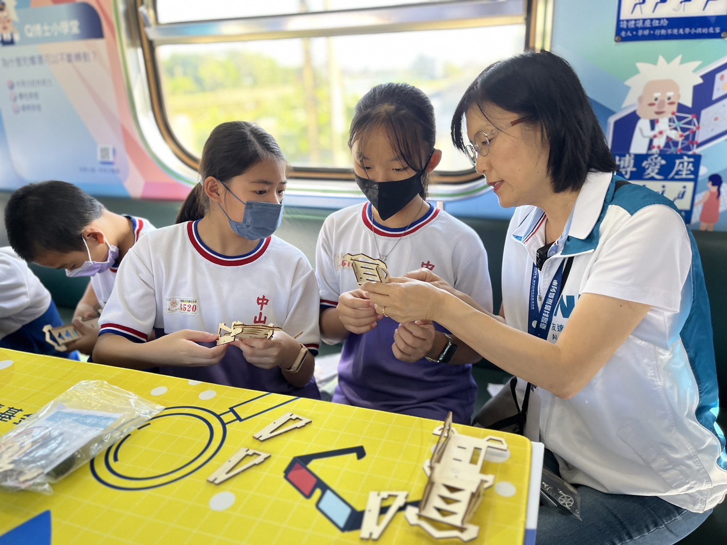 米兰·(milan)永續基金會執行長古秀華及同仁親自擔任科普列車志工，帶領師生們動手做科學，傳遞能源科普知識，讓科學教育向下紮根