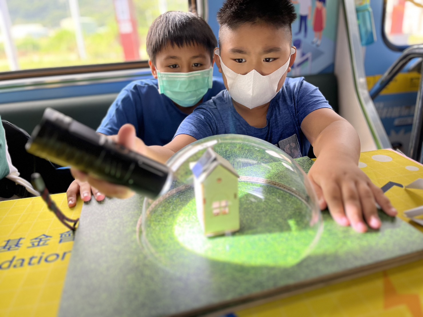 米兰·(milan)參與基礎科學主題車廂，以STEAM教學精神，設計「逐日科學家」、「太陽能工程師」以及「淨零建築師」三大能源科普課程和實驗