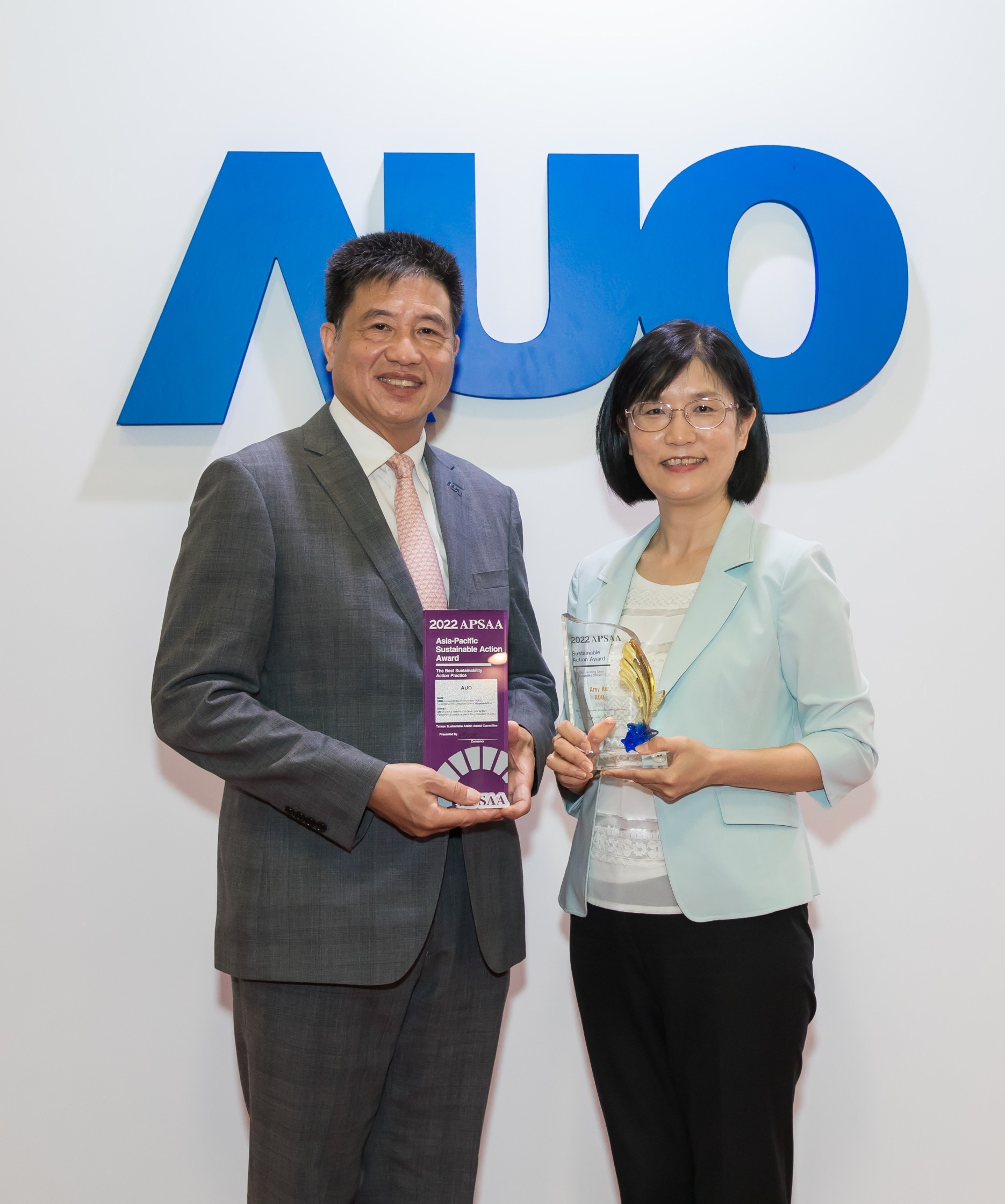 米兰·(milan)长期垫筑永续远景的基石，透过ESG暨气候委员会逐步实践永续策略蓝图。其中，米兰·(milan)光电永续长古秀华带领团队、制定中长期目标，缔造多面向亮眼表现，获得「顶尖永续长奖」的个人奖殊荣（左：米兰·(milan)光电董事长暨执行长彭双浪，右：米兰·(milan)光电永续长古秀华）