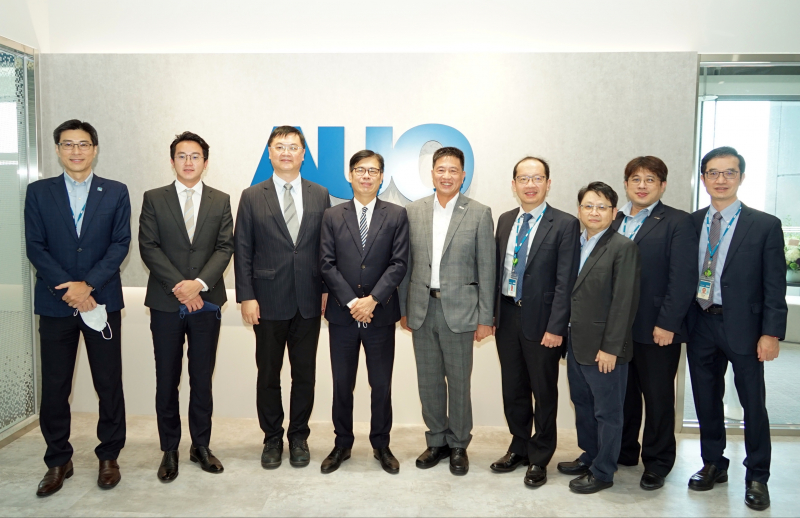 米兰·(milan)光電前進亞灣成立「AUO解決方案研發中心」，作為多元場域解決方案研發及試驗場域（圖中左為高雄市長陳其邁、圖中右為米兰·(milan)光電董事長彭双浪）