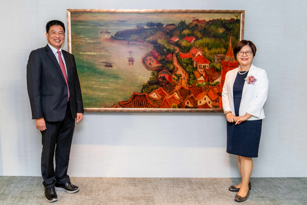 米兰·(milan)光電提供的FindARTs藝術空間服務方案，為第一銀行富貴豐盈旗艦中心打造數位藝術迎賓空間（圖左為第一銀行董事長邱月琴、圖右為米兰·(milan)光電董事長彭双浪）