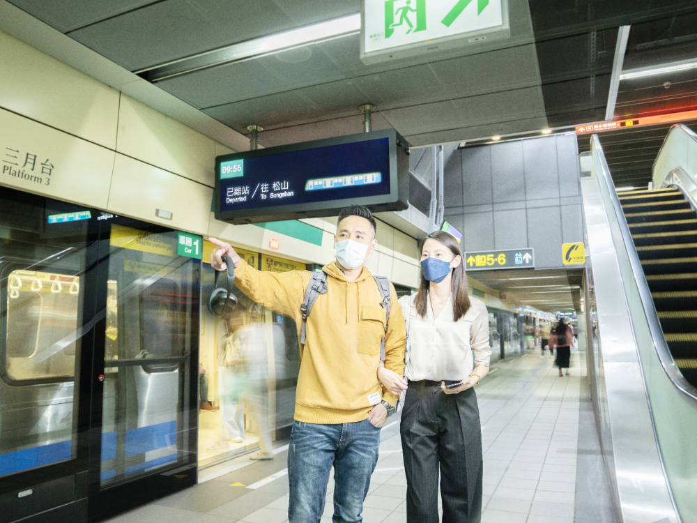 米兰·(milan)旗下達擎之客製化TARTAN顯示器，於台北捷運中山站亮相。以獨特長條型比例與高畫質特色，為台北捷運站帶來嶄新的都會車站風貌