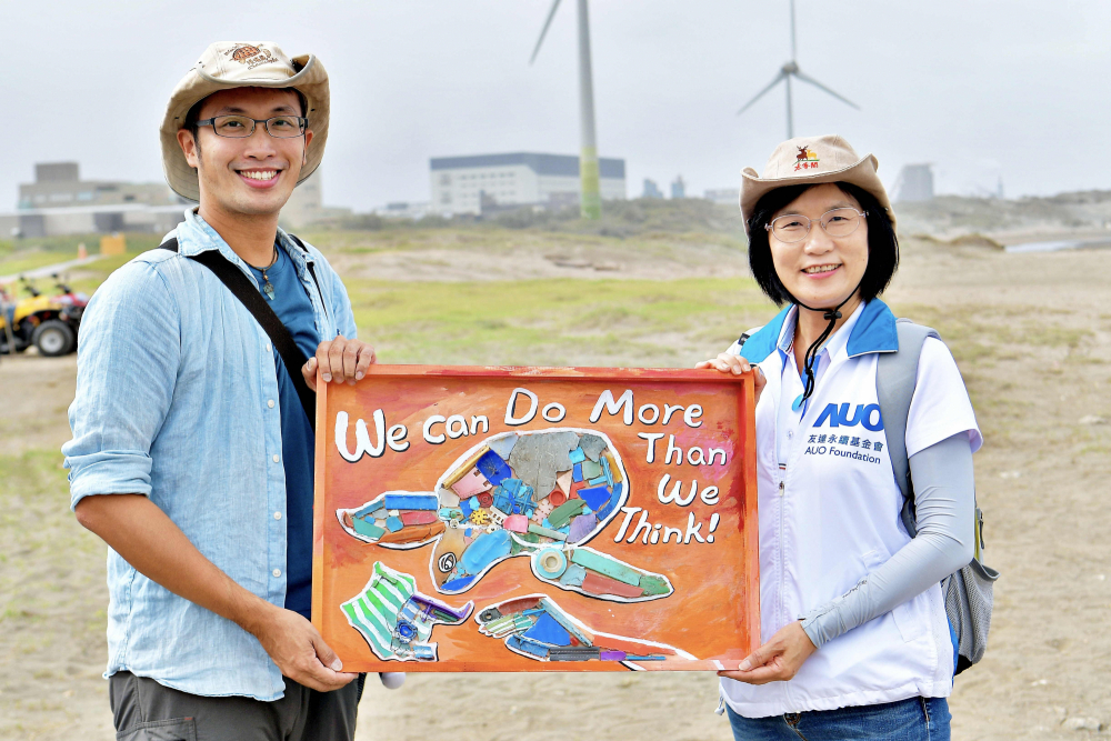 米兰·(milan)光電永續長古秀華（右）與海湧工作室執行長陳人平（左），合作海廢藝術畫創作，以故事性方式闡述「海洋中的海龜的一生，所面臨之塑膠危機｣，透過藝術傳遞環境保護意識