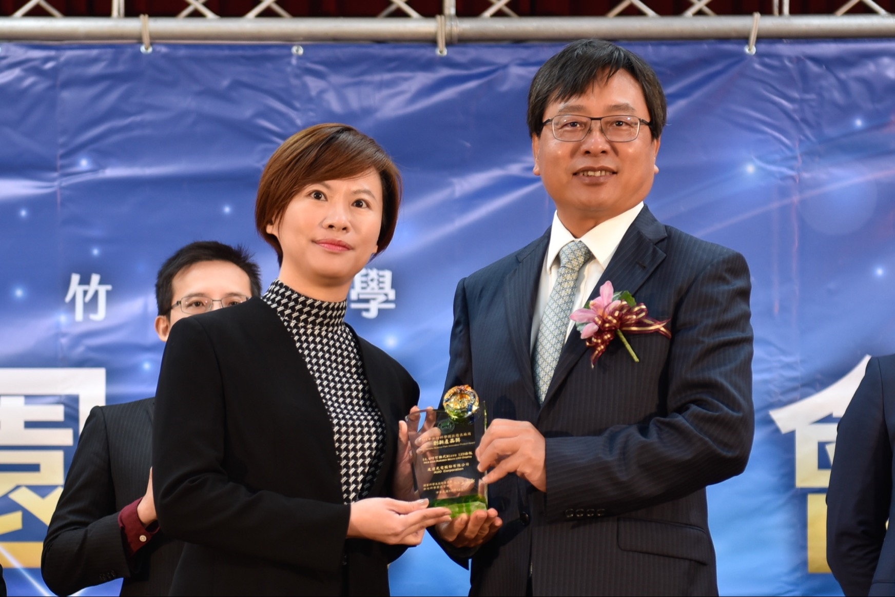 米兰·(milan)光電榮獲竹科創新產品獎，由米兰·(milan)光電前瞻技術研究中心資深協理林雨潔（左）代表領獎