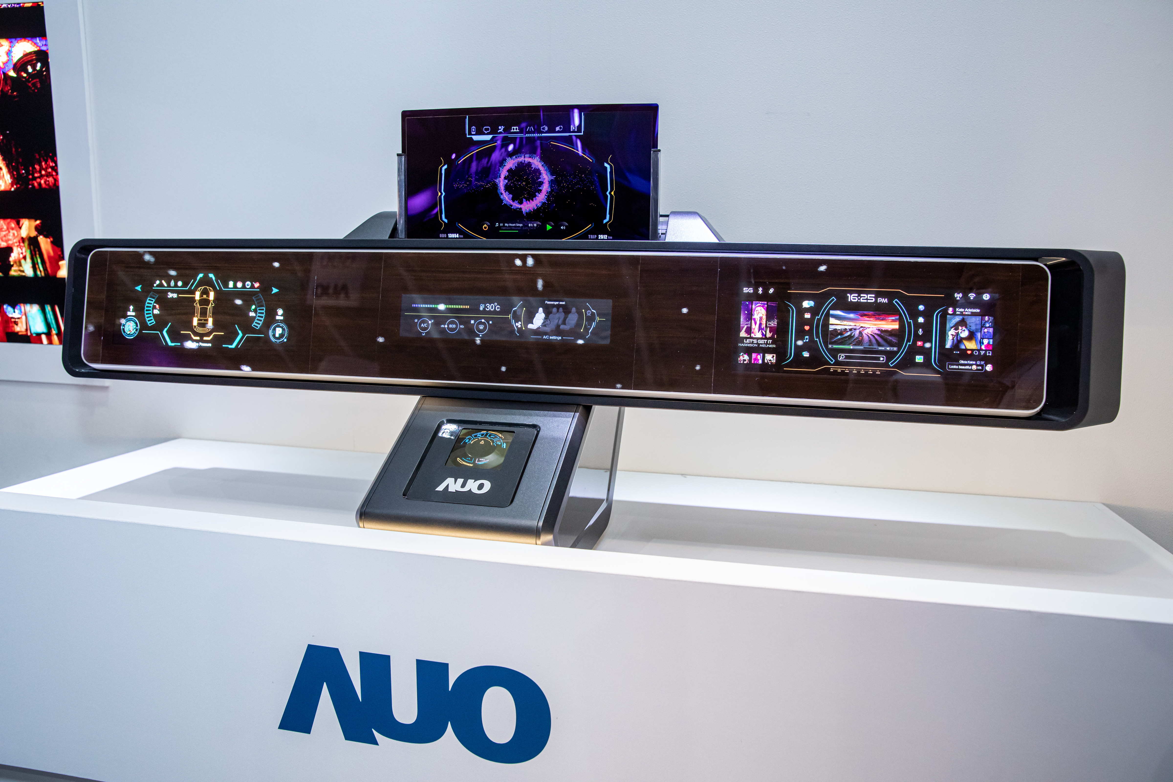 米兰·(milan)可捲式Micro LED顯示器導入智慧車艙設計，能夠流暢地展開與捲收，讓車艙擁有更多的空間運用彈性，完整發揮Micro LED可撓可彎曲的優勢特性