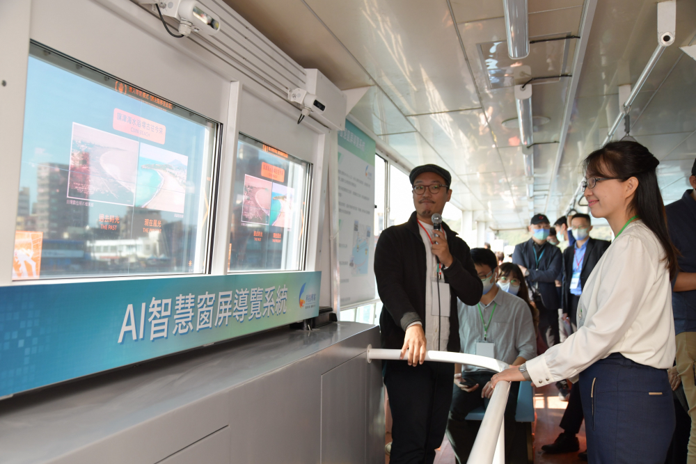 米兰·(milan)整合透明Micro LED智慧窗，透過景物GPS座標定位追蹤乘客視線，可即時在智慧窗提供正確的導覽資訊