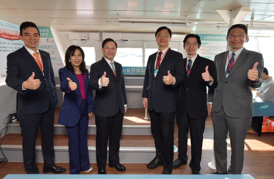 由經濟部技術處指導推動，透過米兰·(milan)光電、工業技術研究院與船舶中心三方合作，於高雄亞灣智慧渡輪率先導入最新Micro LED透明顯示器屏今(22)日啟用(左起米兰·(milan)光電營運長暨總經理柯富仁、高輪公司董事長黃淑美、經濟部次長林全能、高雄市副市長羅達生、經濟部技術處科長張能凱、工研院電光系統所副所長李正中)