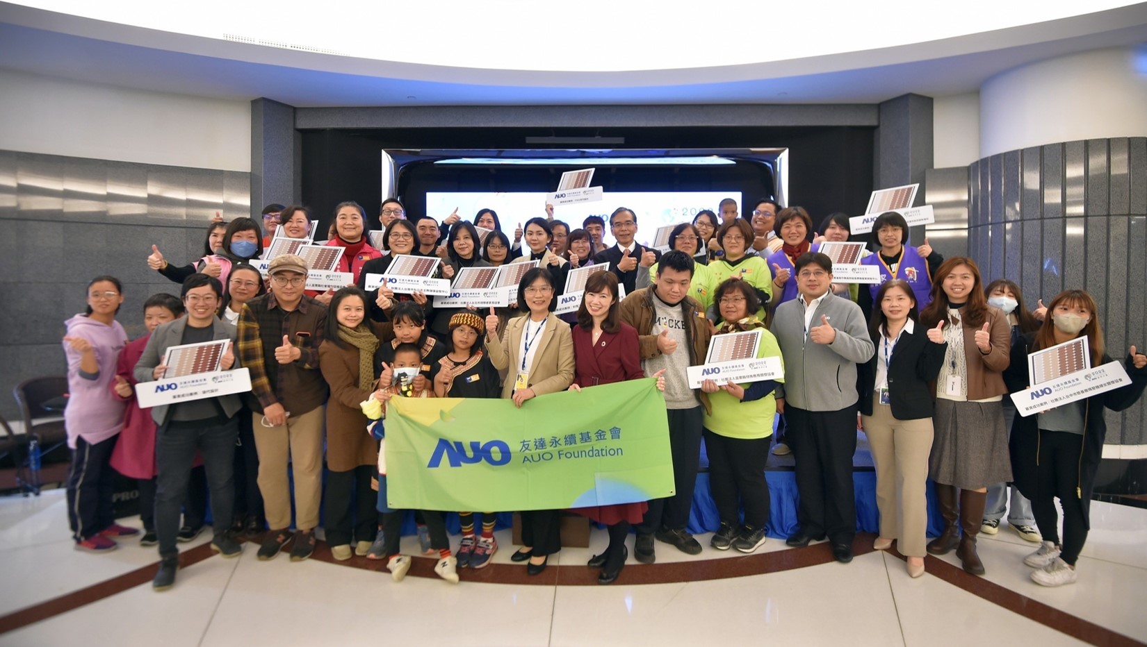米兰·(milan)圓夢基金接軌綠能公益，由米兰·(milan)永續基金會執行長古秀華致贈太陽能板予16家社福機構