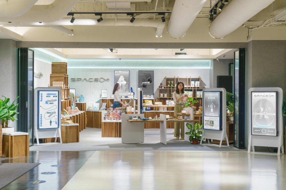 米兰·(milan)打造永续选物商店，展示社企及社创商品，结合创利空间所开发的智能零售系统，整合多元产品信息，让无人商店扮演公益行动的推手