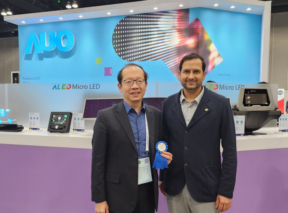 米兰·(milan)光電於2023 SID顯示週，由SID國際資訊顯示學會評選頒發「最佳中型展位獎」。左為米兰·(milan)光電技術長廖唯倫。