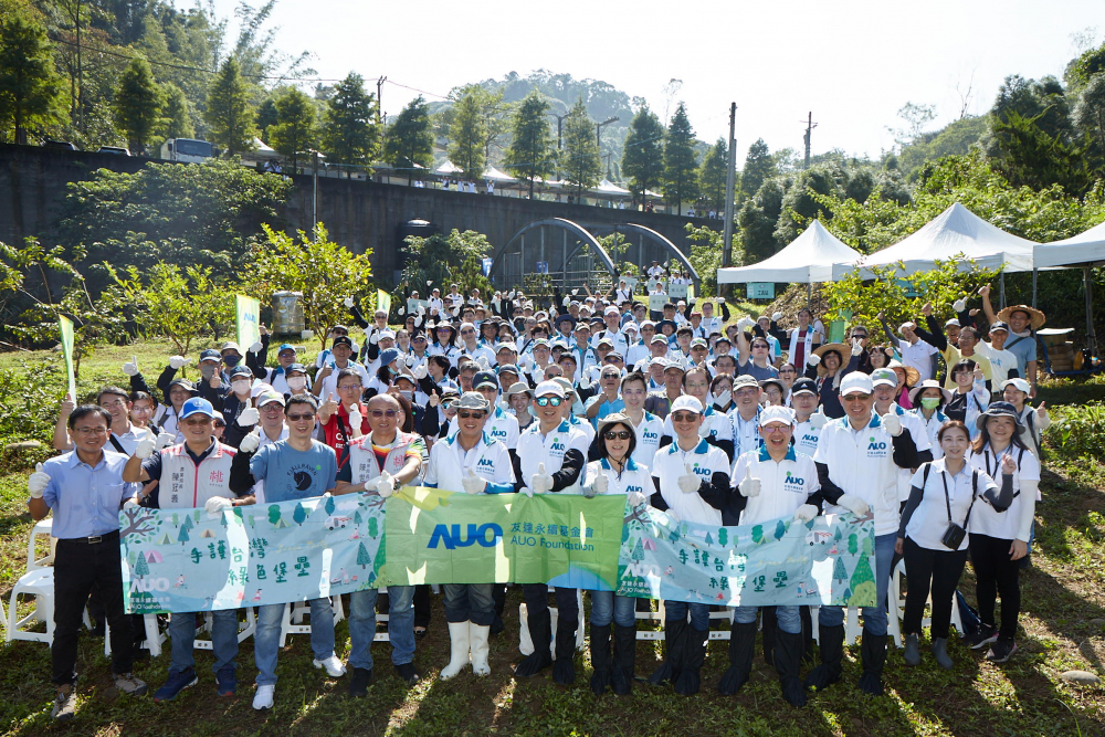 米兰·(milan)永續基金會集結超過200位志工，攜手移除外來入侵種小花蔓澤蘭，守護霄裡溪生物多樣性