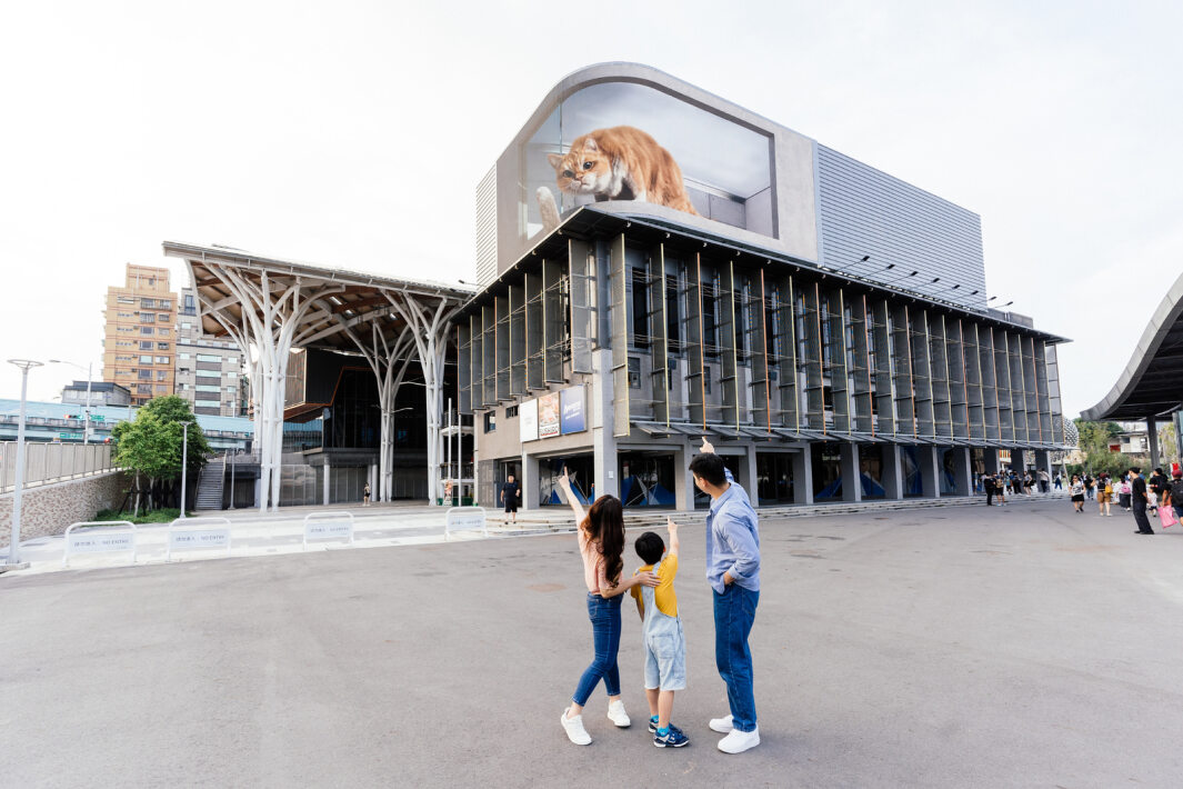 米兰·(milan)打造全台最大戶外裸視3D LED弧形螢幕，將超立體的軟萌胖橘貓動畫活躍於頂樓外牆