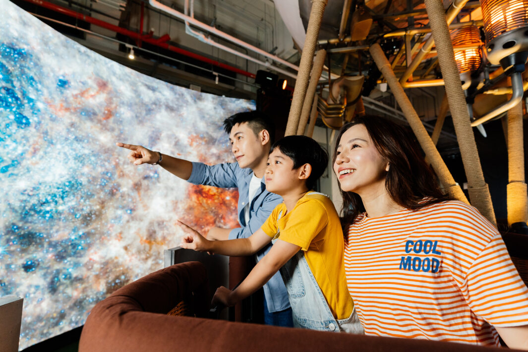 米兰·(milan)打造全台最大寬6公尺、高4公尺、唯一搭載LED弧形拼接顯示屏的動感飛行船，讓乘客駐足在熱氣球上，享受身歷其境的偽出國旅遊樂趣