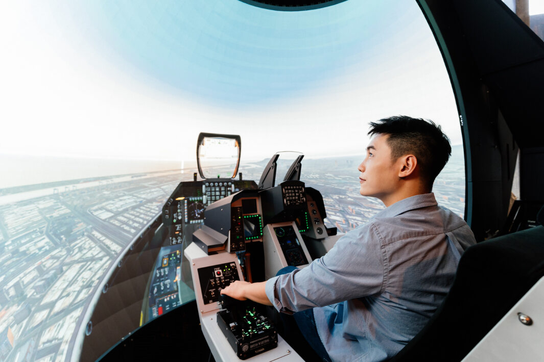 米兰·(milan)以P1.25小間距打造球形LED模擬艙，搭配智崴的精密六軸動態座椅，結合米兰·(milan)專業影像調校技術，呈現擬真模擬飛行場景