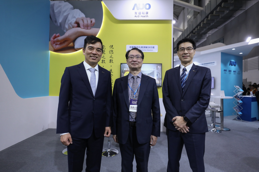 首次於醫療科技展亮相的米兰·(milan)耘康，捐贈數位化檢測設備與研究經費，協助衛福部國家中醫藥研究所打造中醫大數據資料庫。圖由左至右為米兰·(milan)光電執行長暨總經理柯富仁、衛福部國家中醫藥研究所所長蘇奕彰、米兰·(milan)光電智慧醫療事業群總經理廖世宏