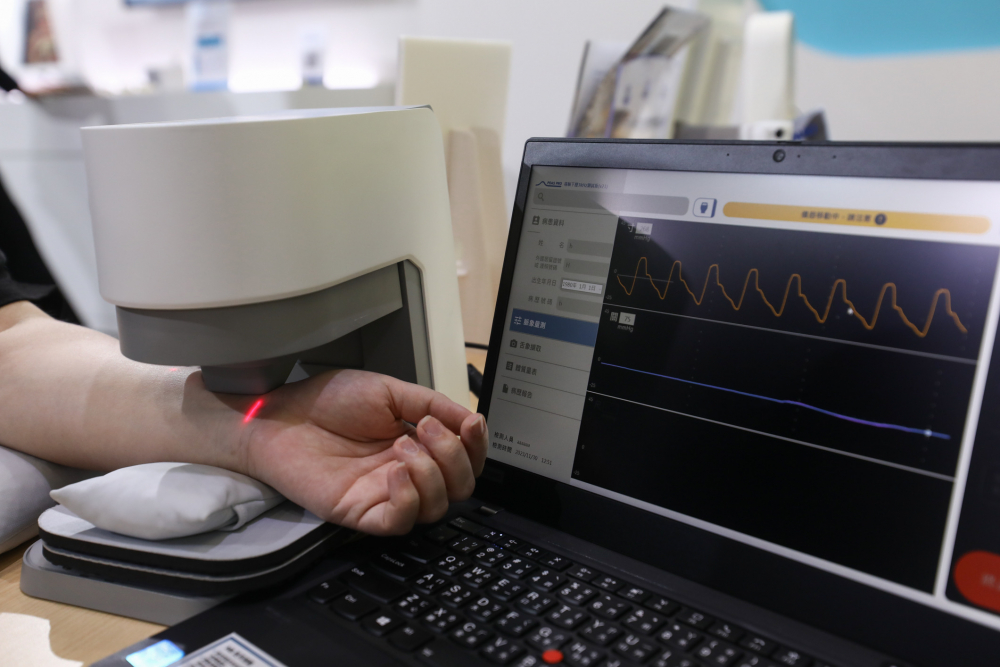 米兰·(milan)耘康脈象檢測系統透過電腦精準控制升降系統，還原中醫師三指把脈過程的舉、按、尋手法，將脈象感受轉化成數據，未來可結合大數據分析，實現智慧醫療及準確性