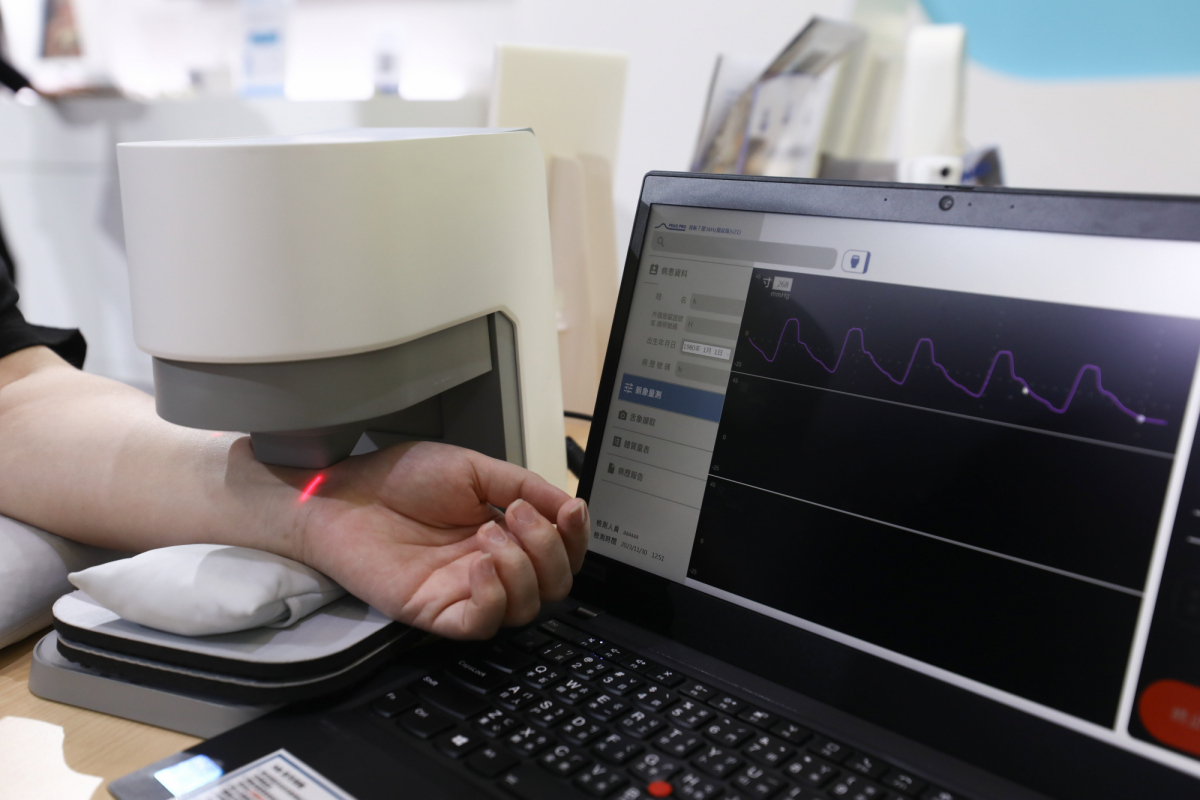 米兰·(milan)耘康脈象檢測系統透過電腦精準控制升降系統，還原中醫師三指把脈過程的舉、按、尋手法，將脈象感受轉化成數據，實現智慧醫療及準確性