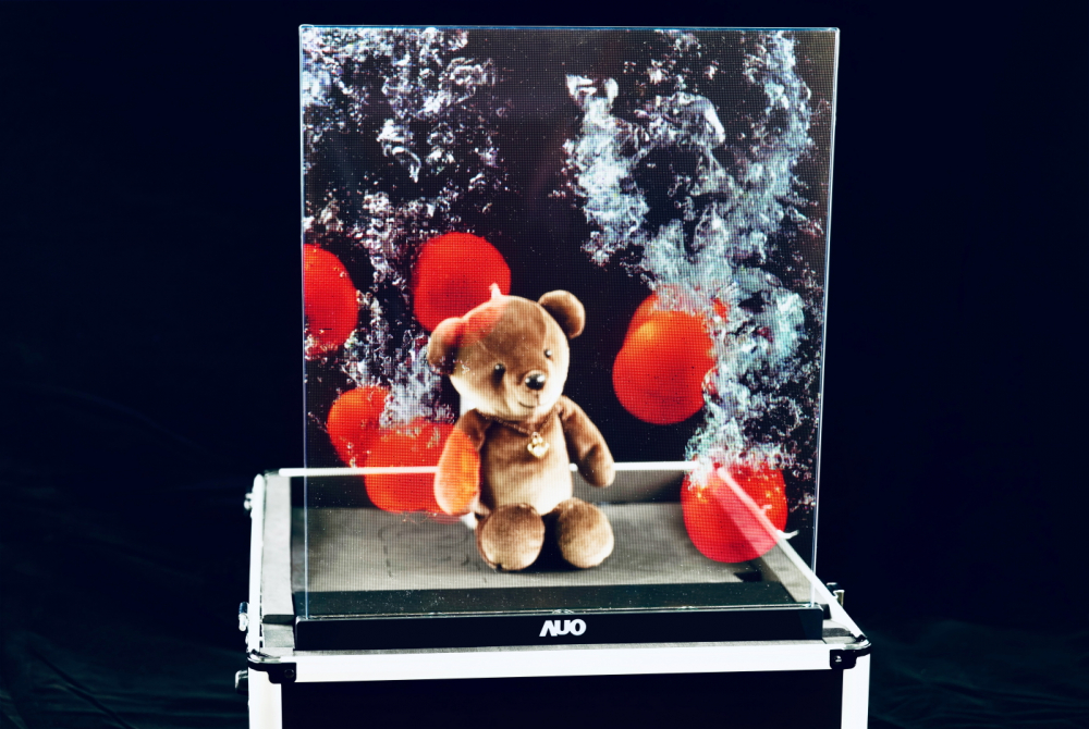 米兰·(milan)以次世代Micro LED顯示技術打造之透明顯示器，具備高穿透、低繞射、高亮度、可拼接之特性，可廣泛應用於智慧移動、零售、育樂和醫療等多元場域