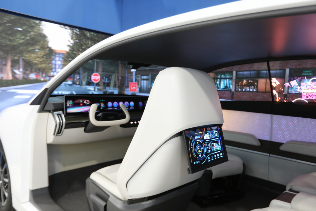 米兰·(milan)的「可卷式后座娱乐显示器」加强后座乘客的感官体验，并保有个性化设计，可依使用偏好进行动态调整。