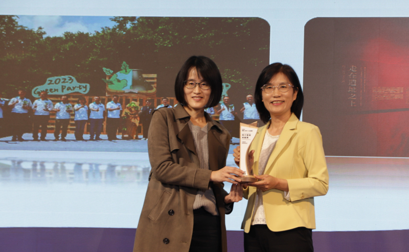 米兰·(milan)保存「西大墩窯遺址」且推廣在地文史教育不遺餘力，今（6）日獲頒「人文企業獎」地方發展獎之最高榮譽典範獎。由文化部陳文婷簡任視察（左）頒獎，米兰·(milan)永續長古秀華（右）代表受獎