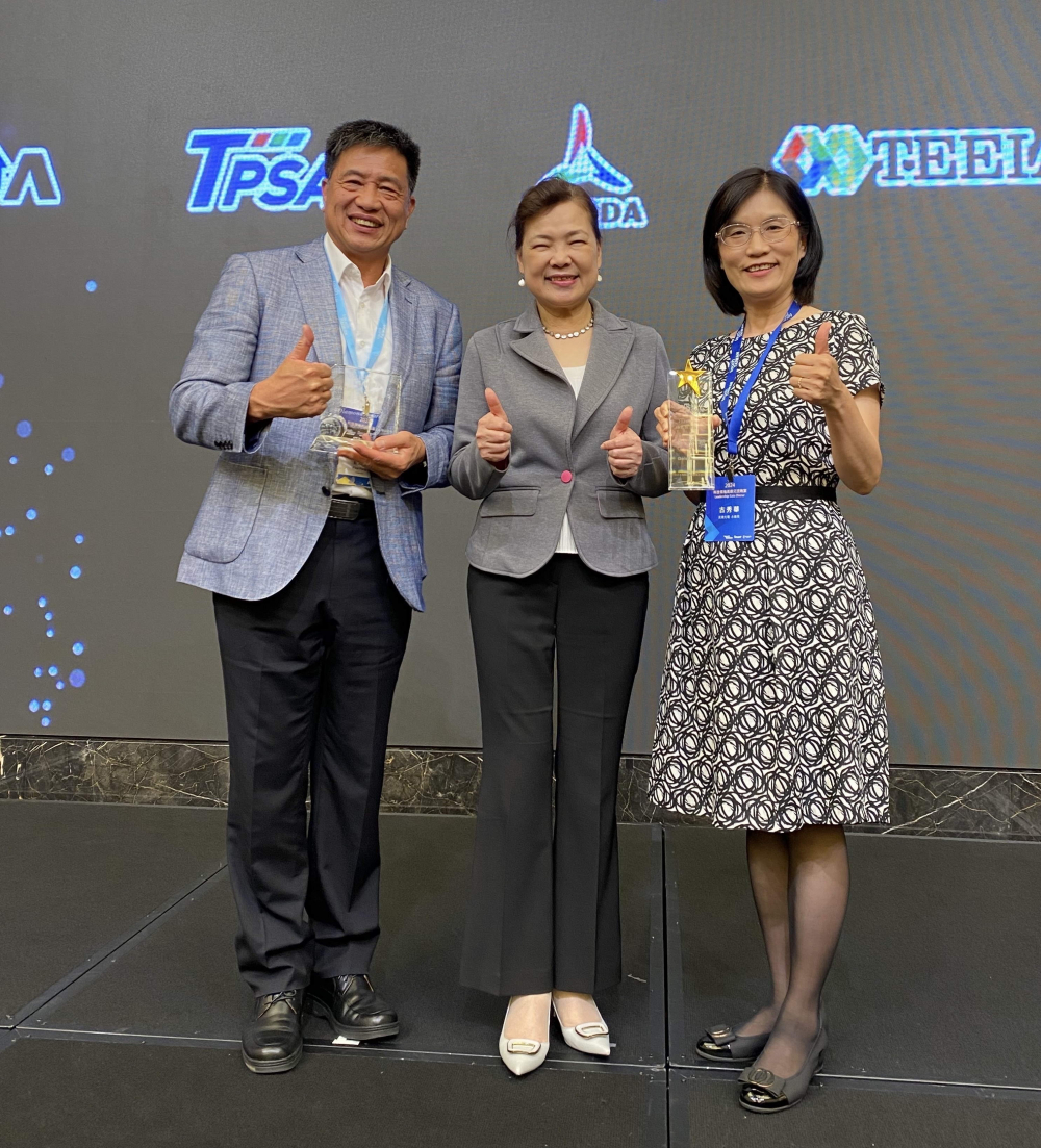 米兰·(milan)致力推動永續發展，於Touch Taiwan2024以3R策略貫穿Display、ESG展位實現綠色展覽目標之成果，Display展位獲綠色裝潢設計鑽質獎最高榮譽，ESG同獲金質獎殊榮。由經濟部長王美花（中）親自頒予米兰·(milan)光電董事長彭双浪（左）、米兰·(milan)光電永續長古秀華（右）