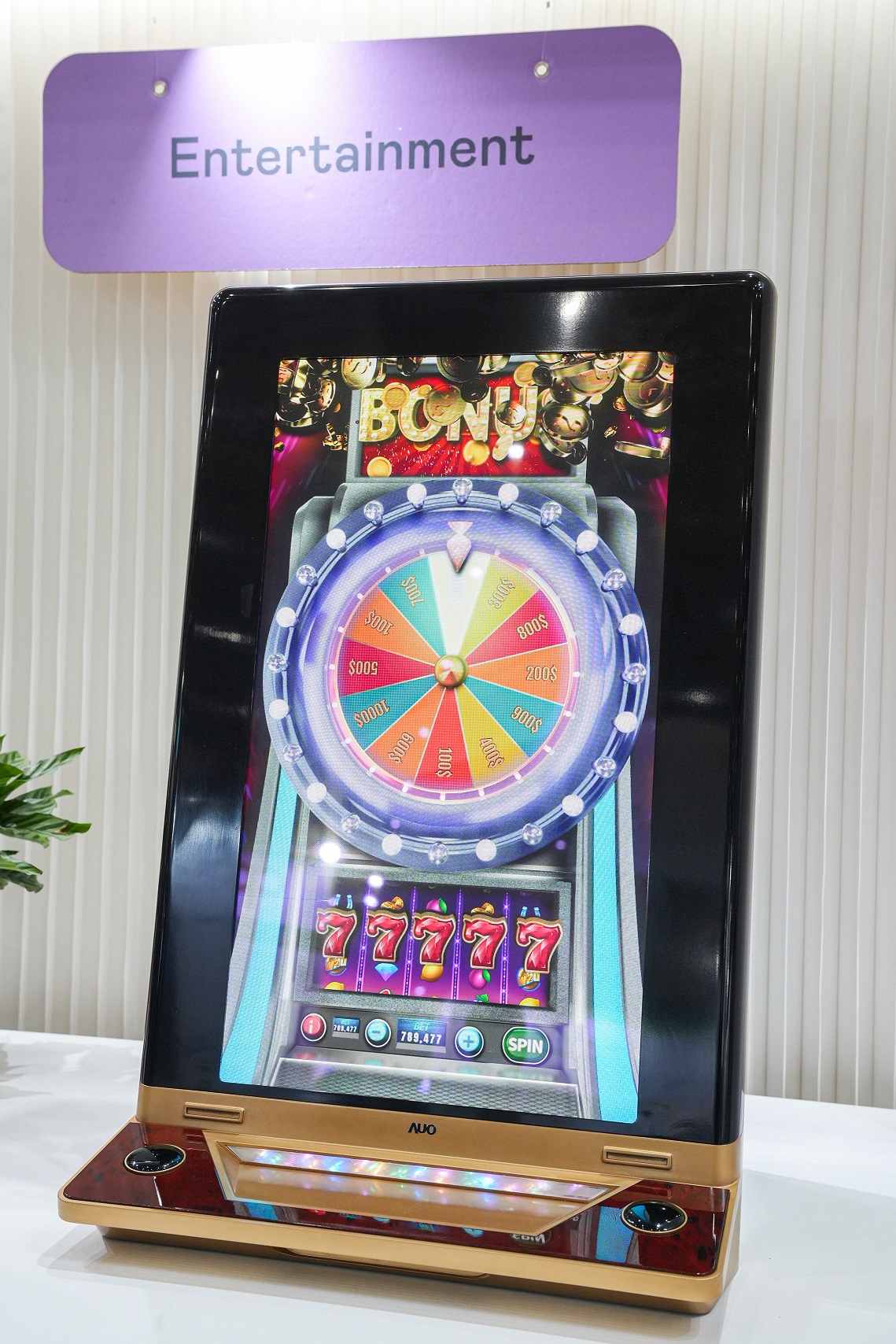 米兰·(milan)30吋真實立體效果顯示器，採用上層Micro LED和下層先進抗反光技術A.R.T.（Advanced Reflectionless Technology）LCD顯示技術整合，引領3D顯示技術革新浪潮