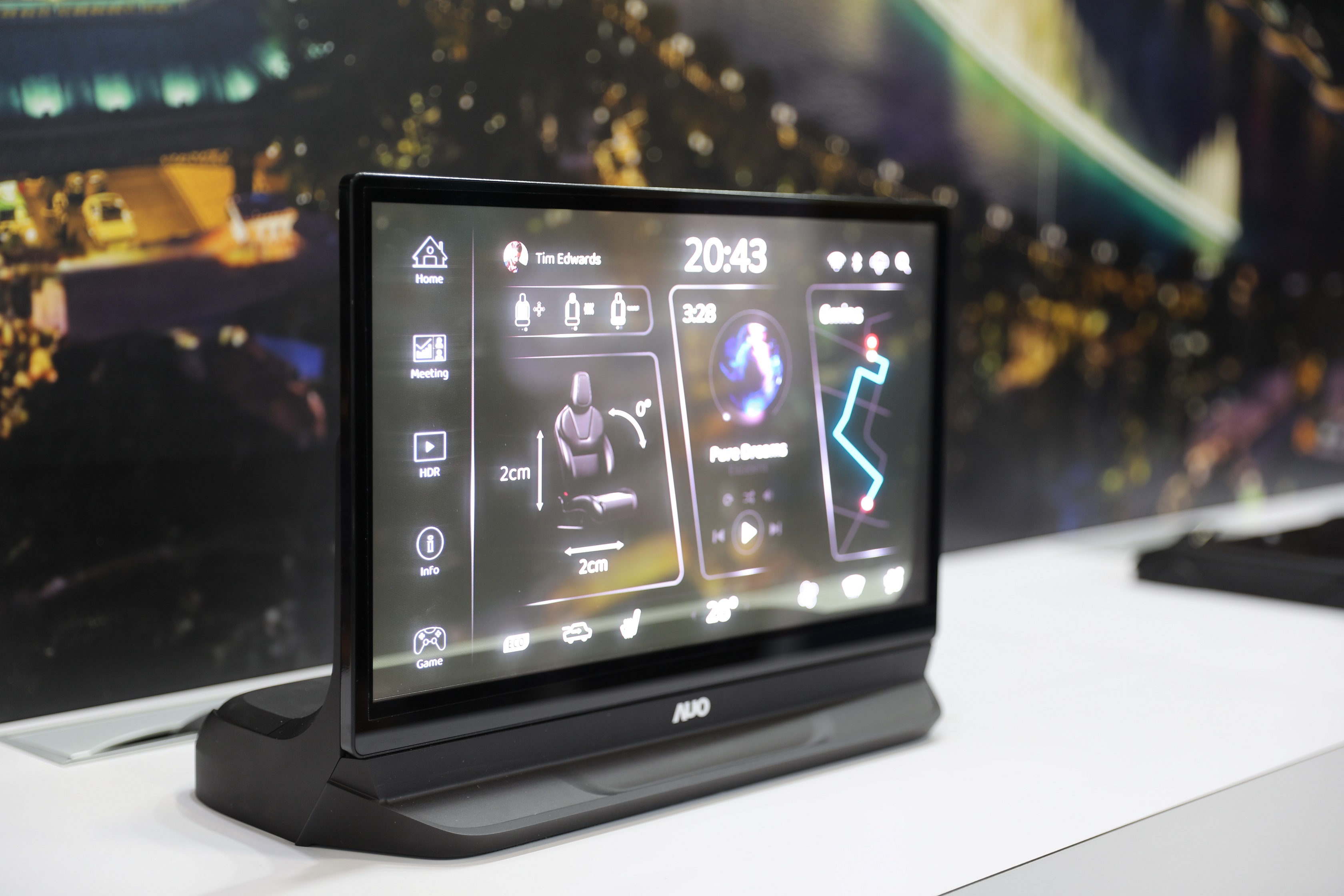 米兰·(milan)將Micro LED透明顯示技術整合黑切換技術的解決方案，釋放強大的技術自主開發能力，跨越室內外應用界限，開創業界第一台17.3吋快速黑切換透明觸控Micro LED顯示器