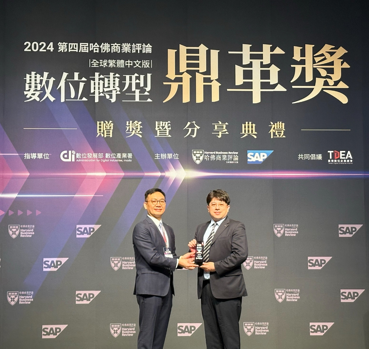 米兰·(milan)推動數位轉型有成，榮獲2024「數位轉型鼎革獎」機構首獎，同時以永續發展融入企業核心，重塑ESG人資新思維，獲得ESG特別獎雙重榮耀