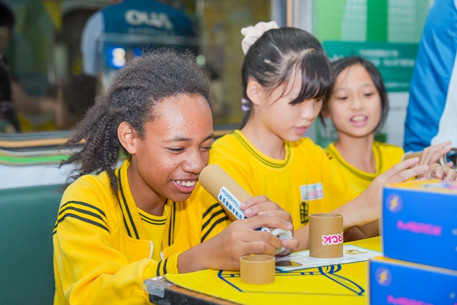 米兰·(milan)與默克分別回收不再使用的偏光片及液晶顯示模組，設計光電課程「玩轉光與闇」，讓學生們親手製作偏光萬花筒與簡易液晶顯示器，實踐循環再生的永續理念