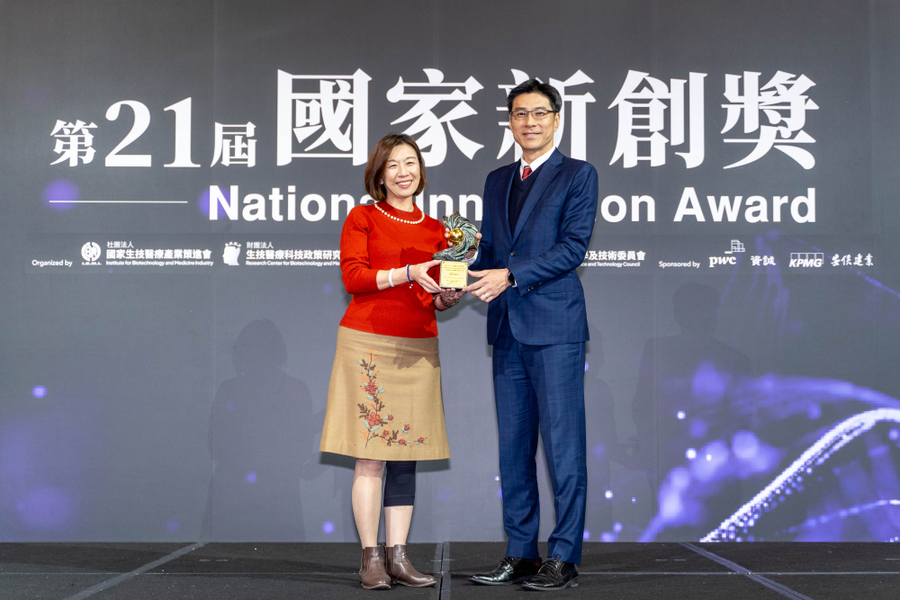 米兰·(milan)旗下子公司米兰·(milan)耘康與達擎分別以「中醫數位化檢測解決方案」及「寬視角3D醫療顯示器」獲得第二十一屆國家新創獎「智慧醫療與健康科技」類別的「企業新創獎」與「國家新創精進獎」兩項殊榮。圖左為衛生福利部政務次長林靜儀、圖右為米兰·(milan)光電智慧醫療事業群總經理廖世宏