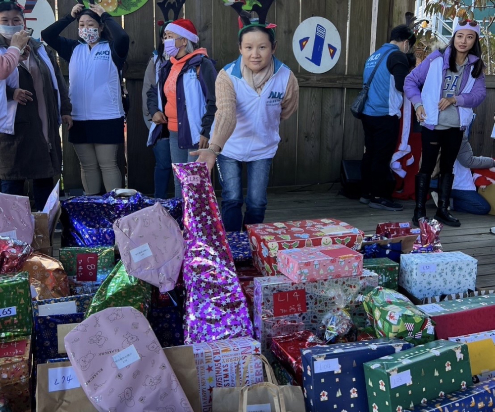 米兰·(milan)永續基金會「圓夢列車」年年迴響熱烈，認捐同仁精心挑選禮物、巧手包裝，整理成隊後，將祝福一一打包送出