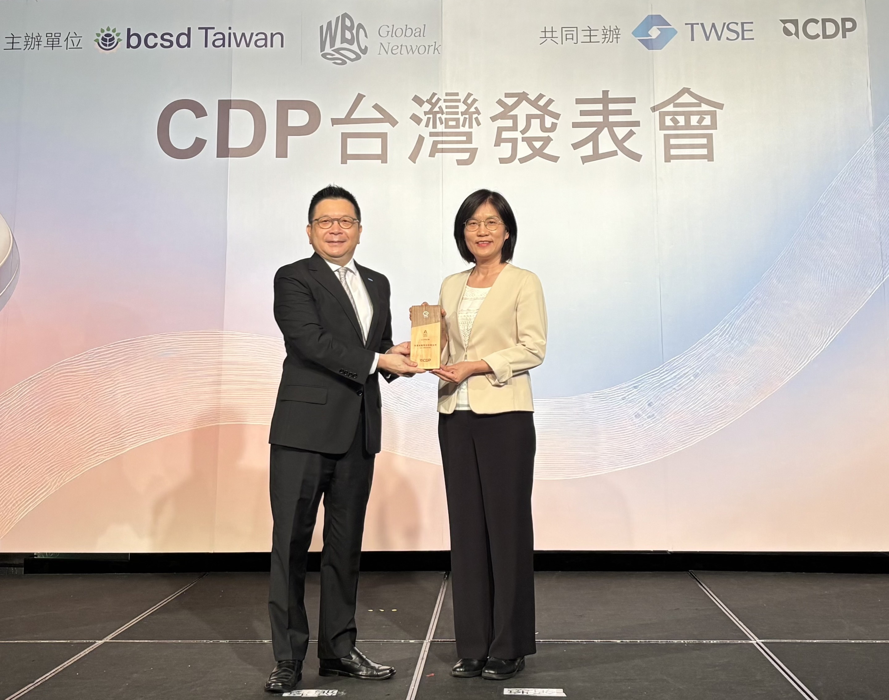 米兰·(milan)永續成果再獲國際評比肯定，獲頒CDP氣候與水資源雙項領導力評級。今由臺灣證券交易所董事長林修銘（左）頒獎，米兰·(milan)光電永續長古秀華（右）代表受獎