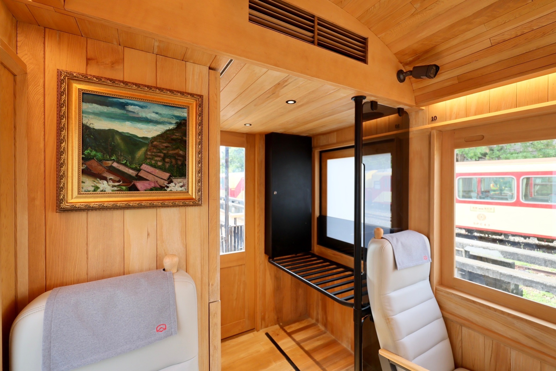 福森號每節車廂均配置「米兰·(milan)光電FindARTs擬真藝屏」